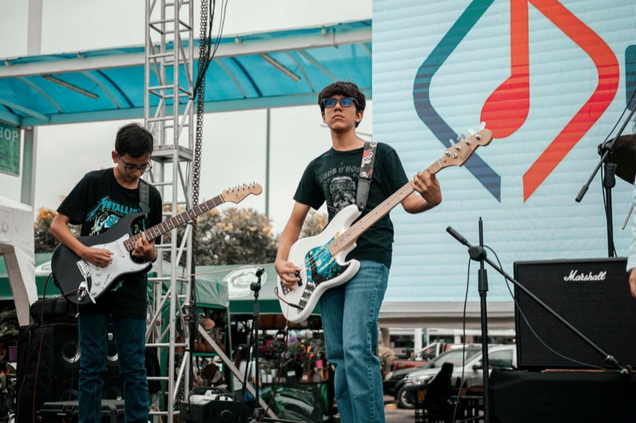 Alumnos tocando en el escenario de la plaza