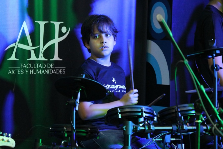 Alumno en la bateria durante la presentacion
